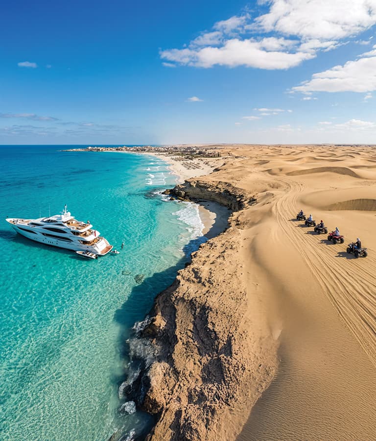 يخت يبحر على ساحل البحر المتوسط بالقرب من مرسى مطروح